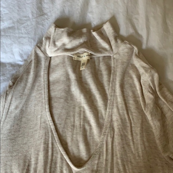 Long sleeve key hole shirt - Picture 2 of 5